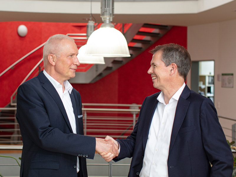 Krohn congratulates Brock, the new managing director of HANNO